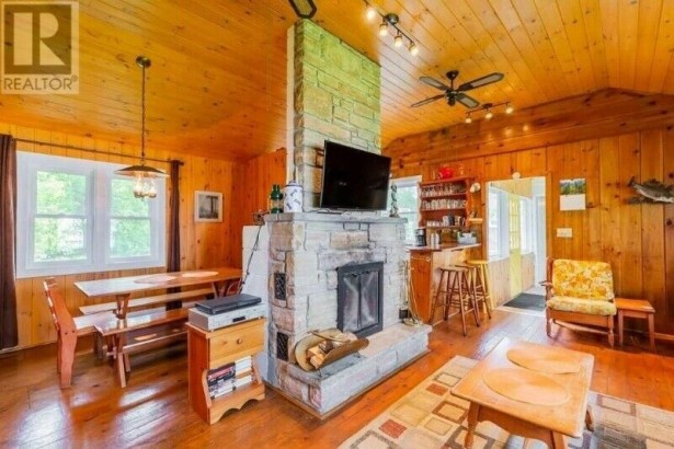 All Season Cottage On The Lake - Cozy House Rental