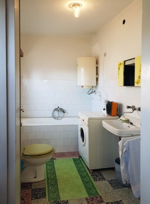 The Horror or Idyll House from the 60s' Socialism? - The Complete Main Floor of the House